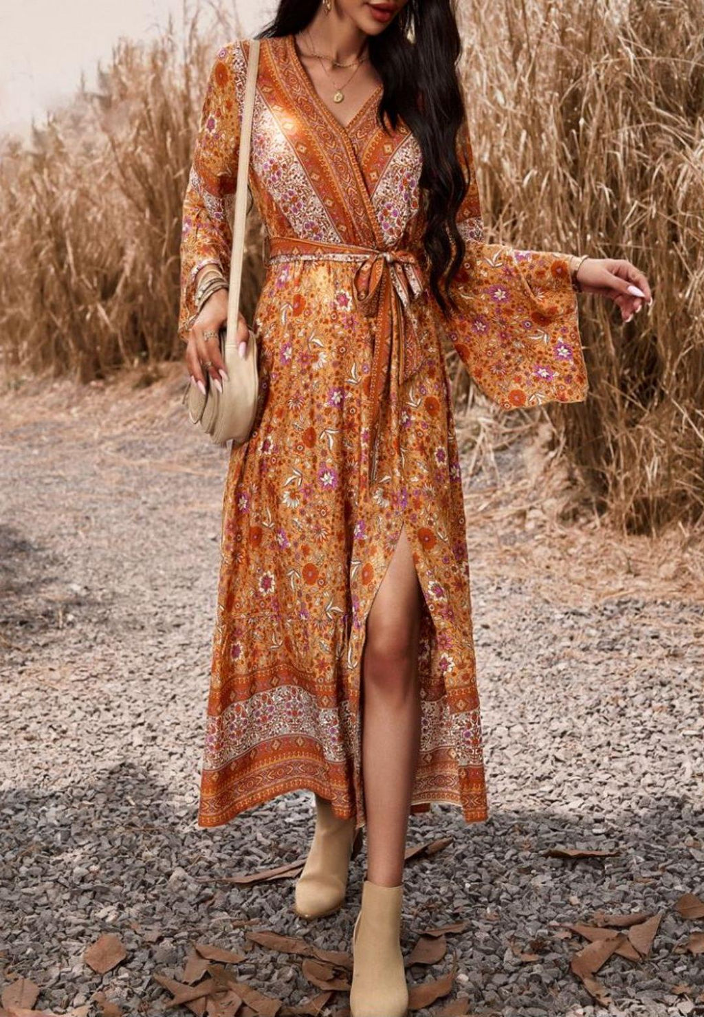 Vestido bohemio con escote cruzado y abertura delantera