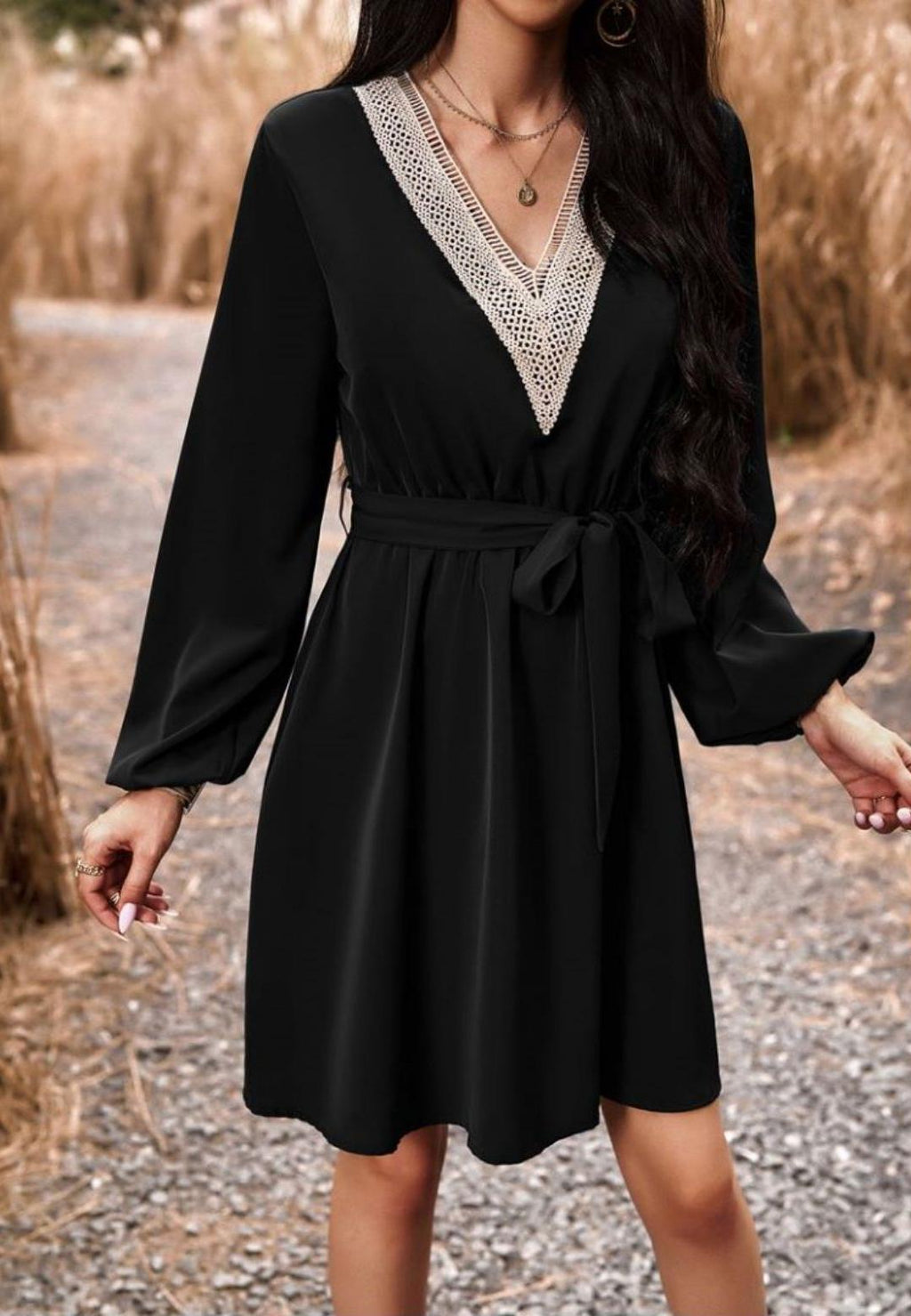 Vestido de crochet con escote en V y manga larga