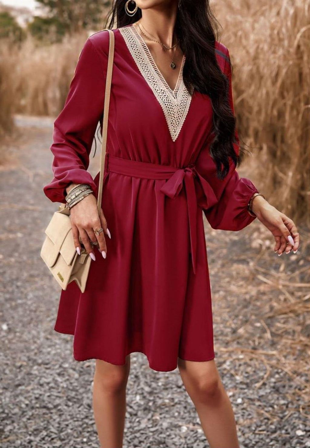 Vestido de crochet con escote en V y manga larga