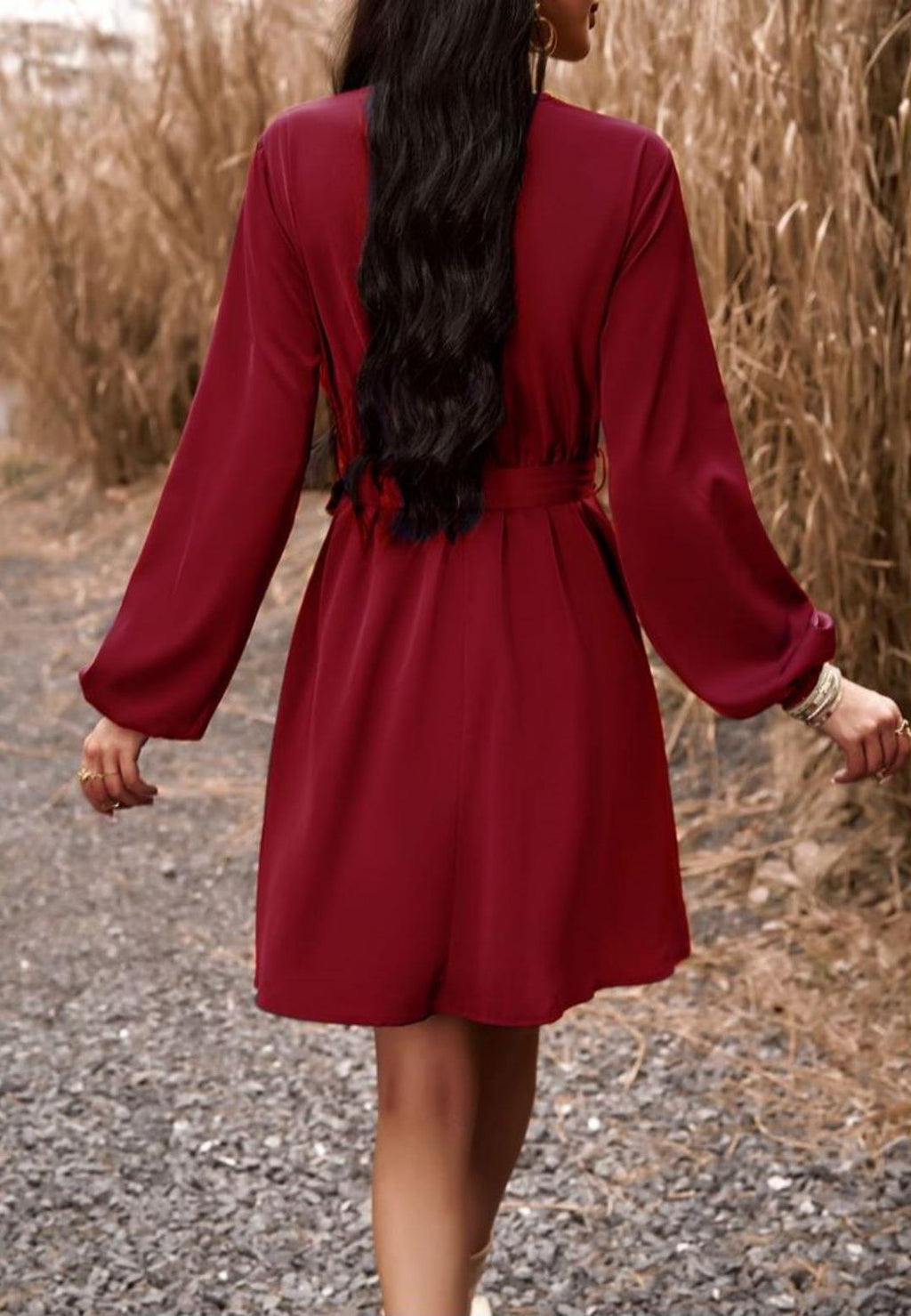 Vestido de crochet con escote en V y manga larga
