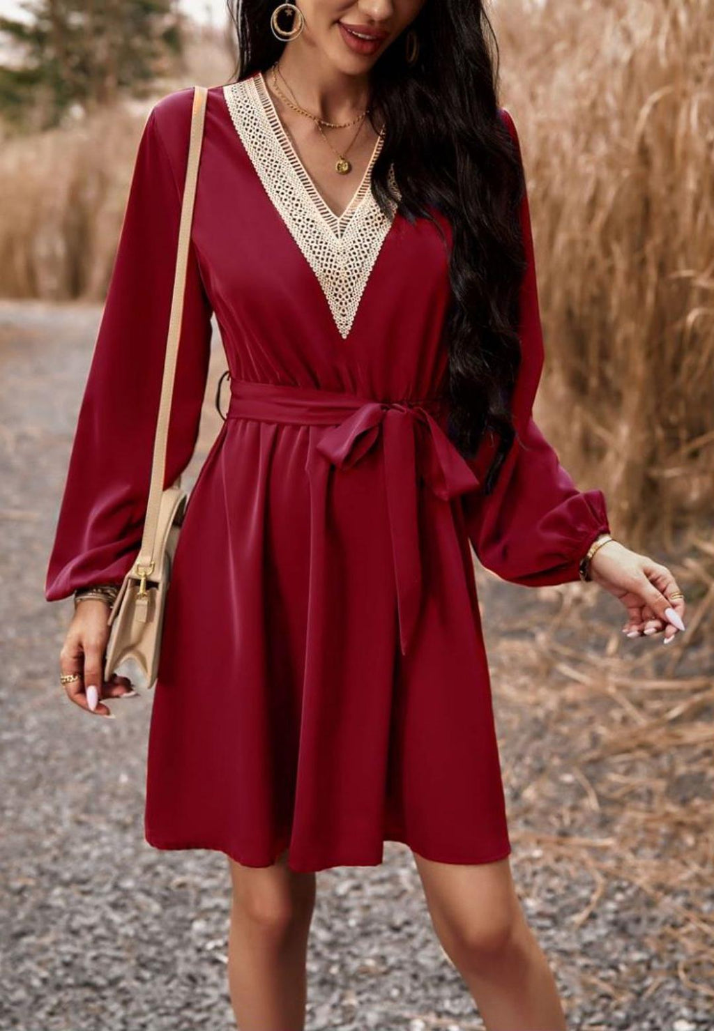 Vestido de crochet con escote en V y manga larga