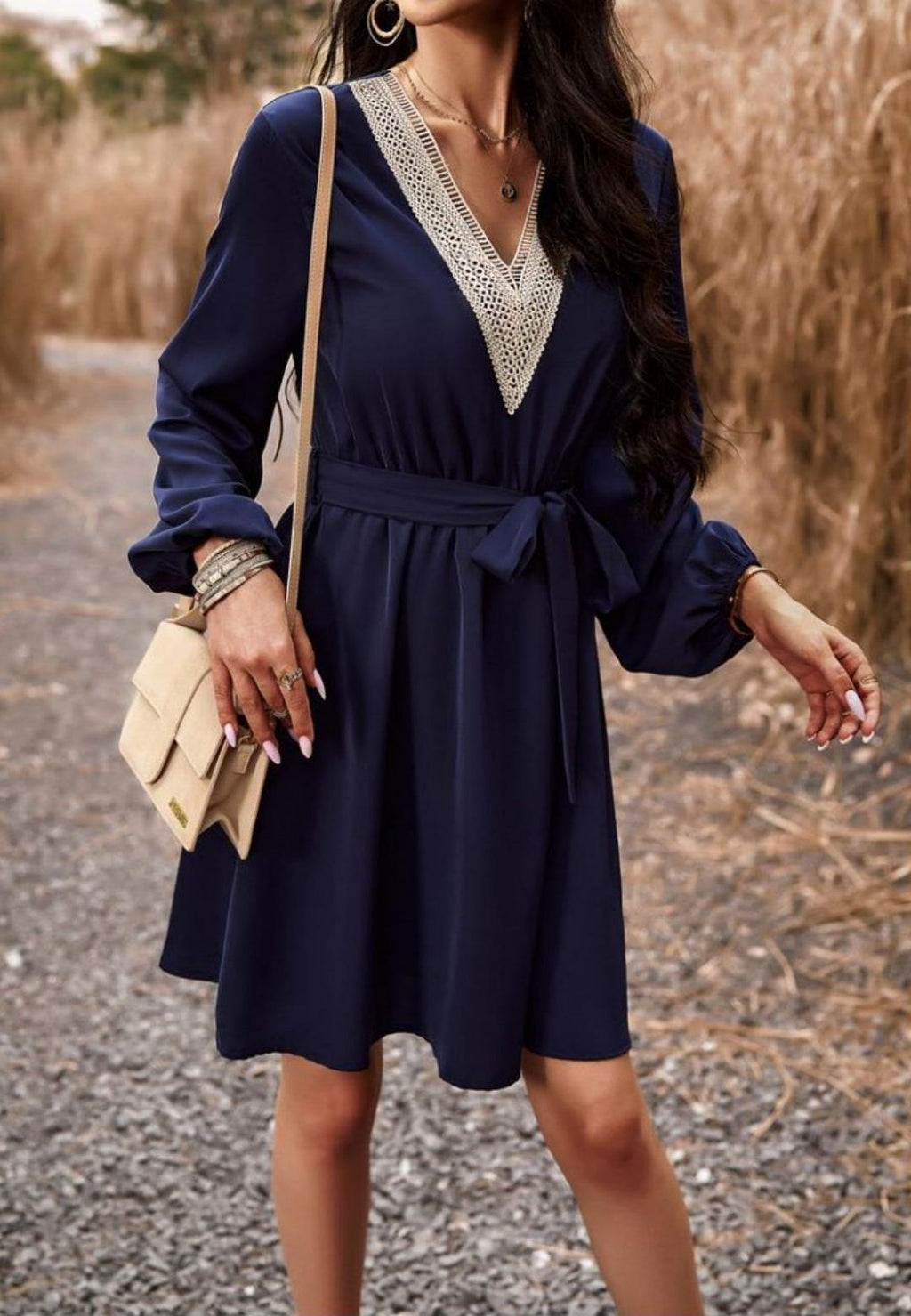 Vestido de crochet con escote en V y manga larga