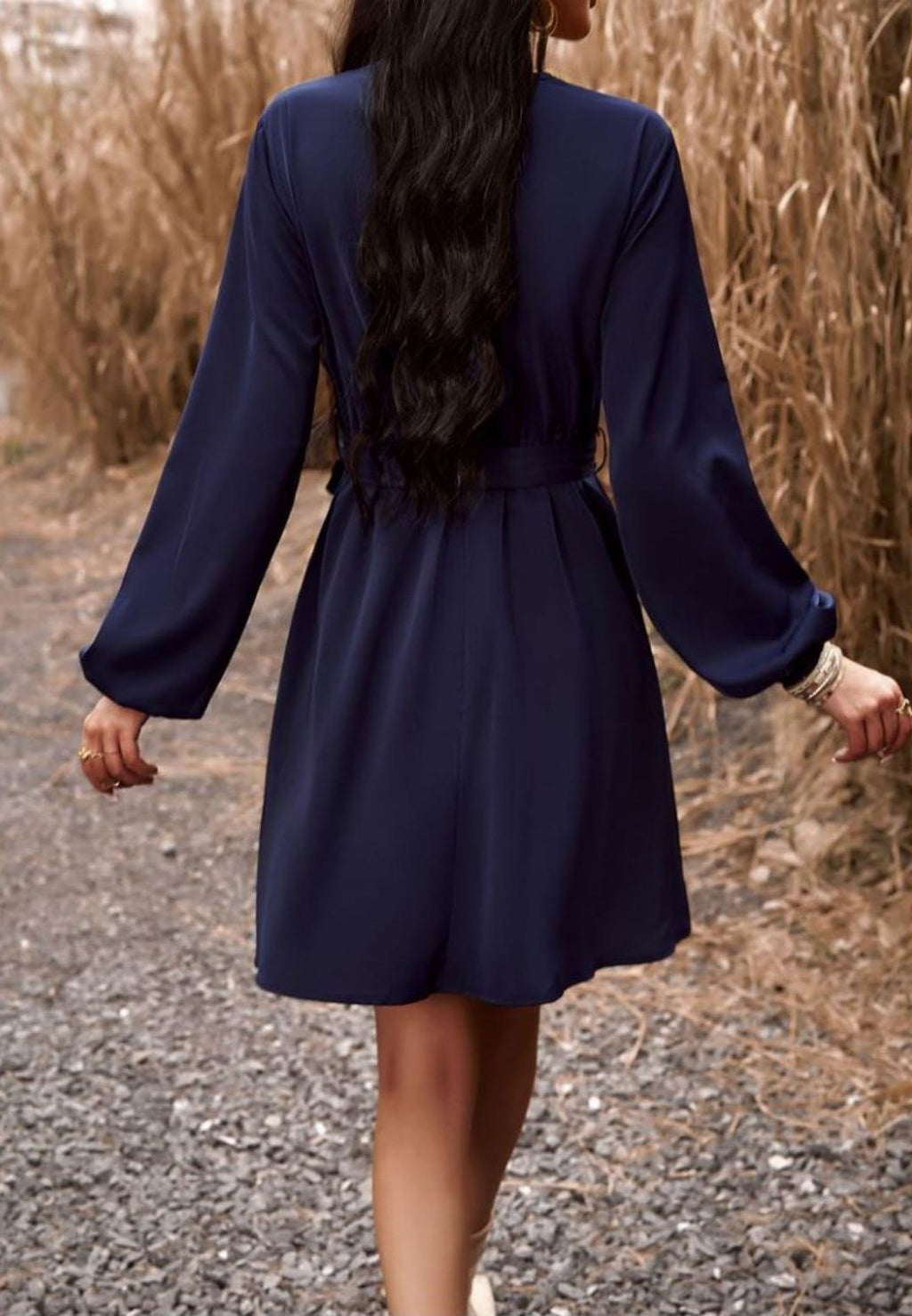 Vestido de crochet con escote en V y manga larga