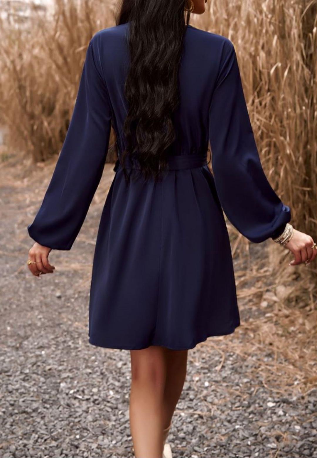 Vestido de crochet con escote en V y manga larga