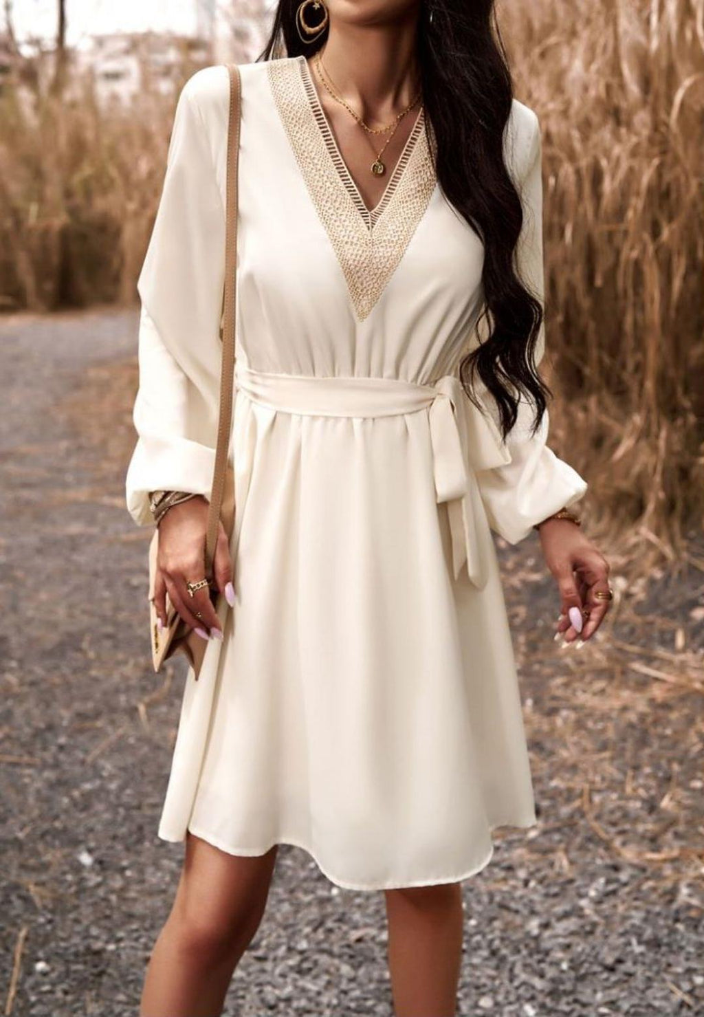 Vestido de crochet con escote en V y manga larga