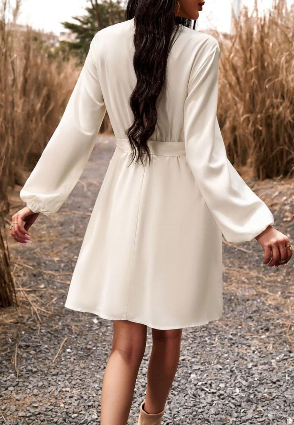 Vestido de crochet con escote en V y manga larga