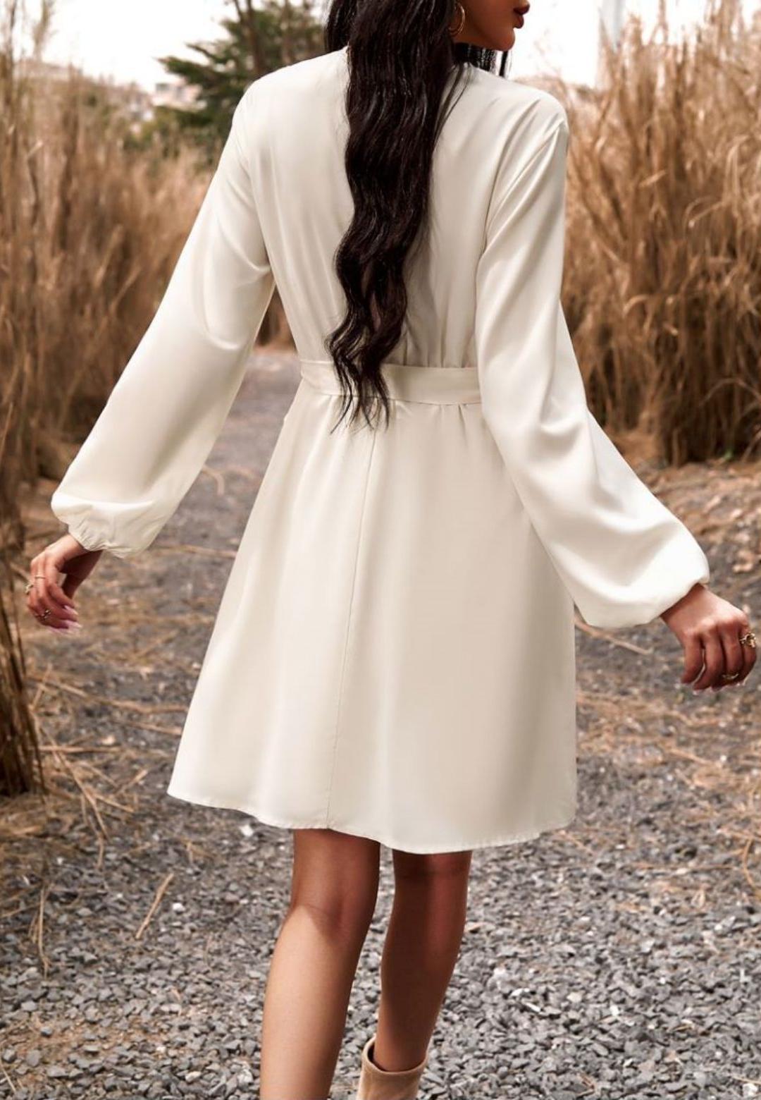 Vestido de crochet con escote en V y manga larga