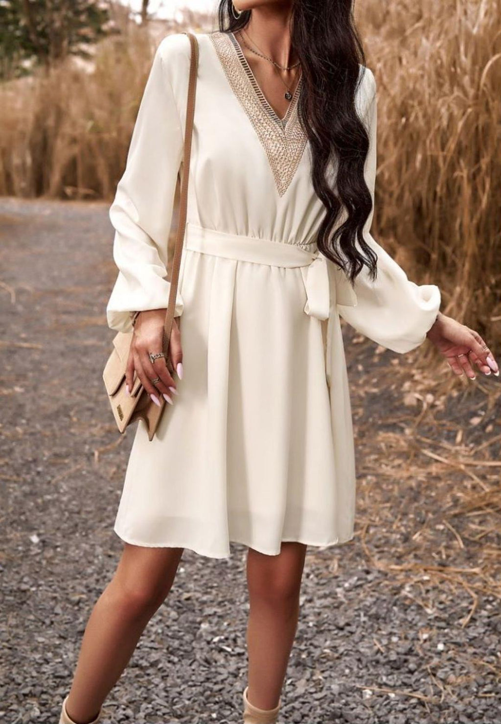 Vestido de crochet con escote en V y manga larga