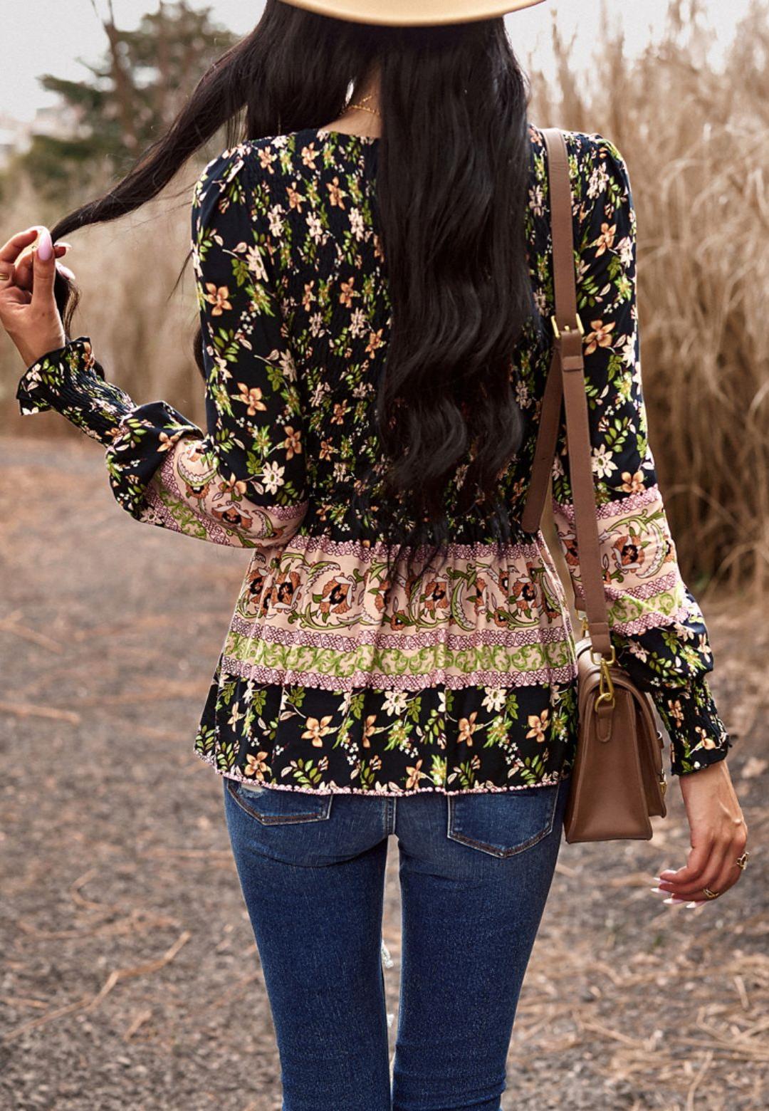Blusa con escote en V fruncida y diseño bohemio floral