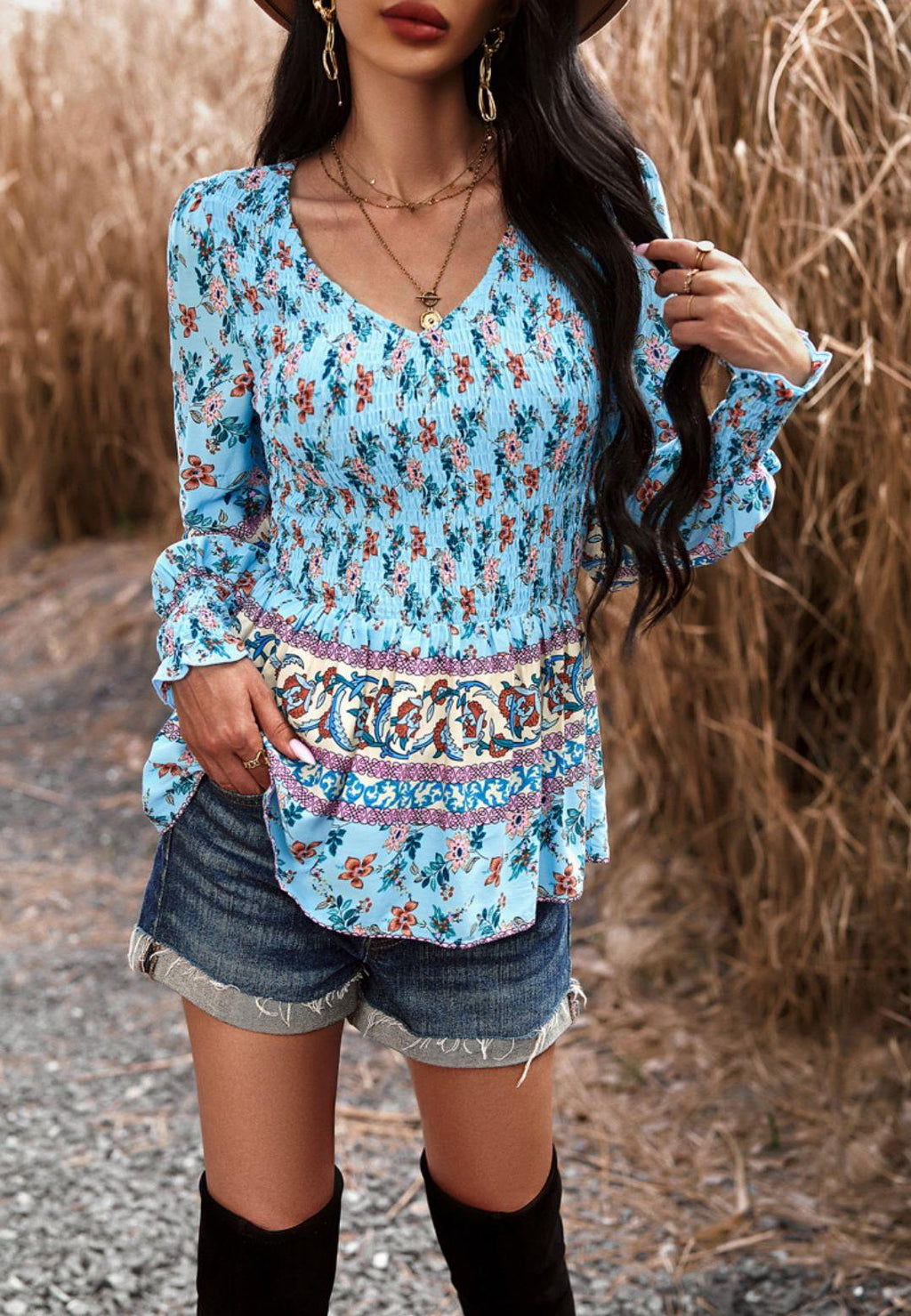 Blusa con escote en V fruncida y diseño bohemio floral