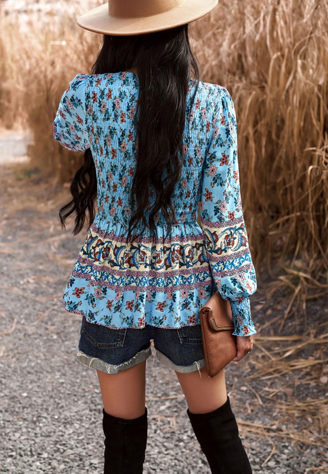 Blusa con escote en V fruncida y diseño bohemio floral