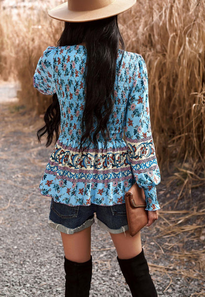 Blusa con escote en V fruncida y diseño bohemio floral