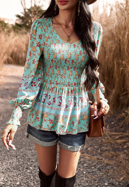 Blusa con escote en V fruncida y diseño bohemio floral