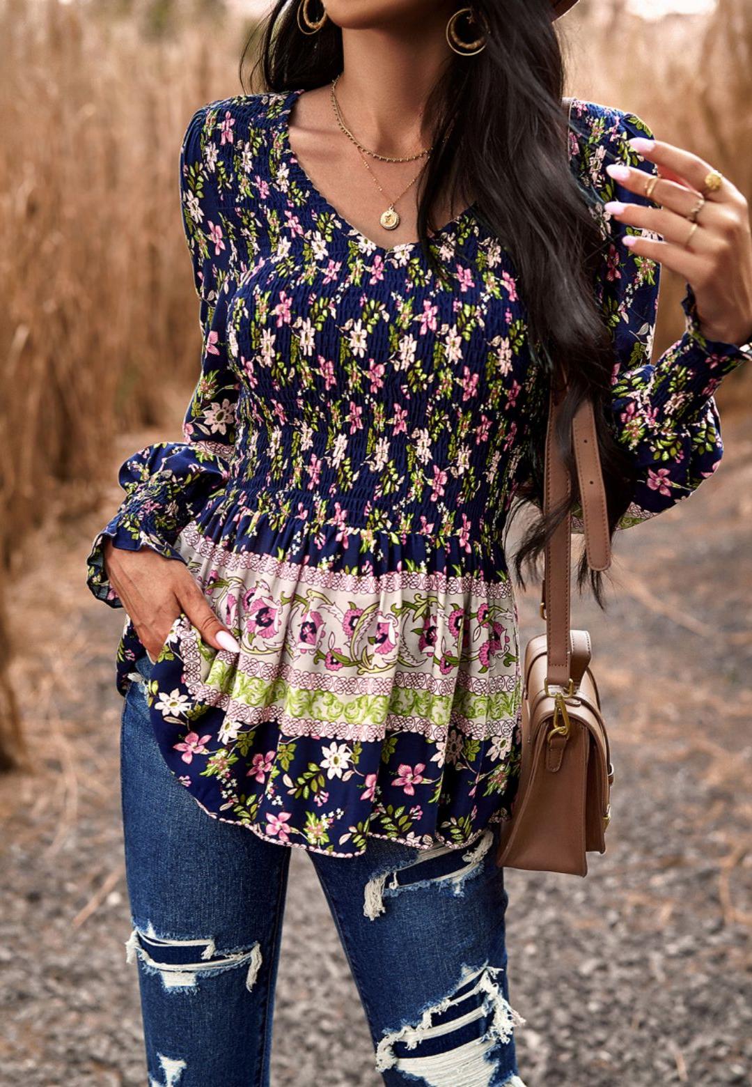 Blusa con escote en V fruncida y diseño bohemio floral