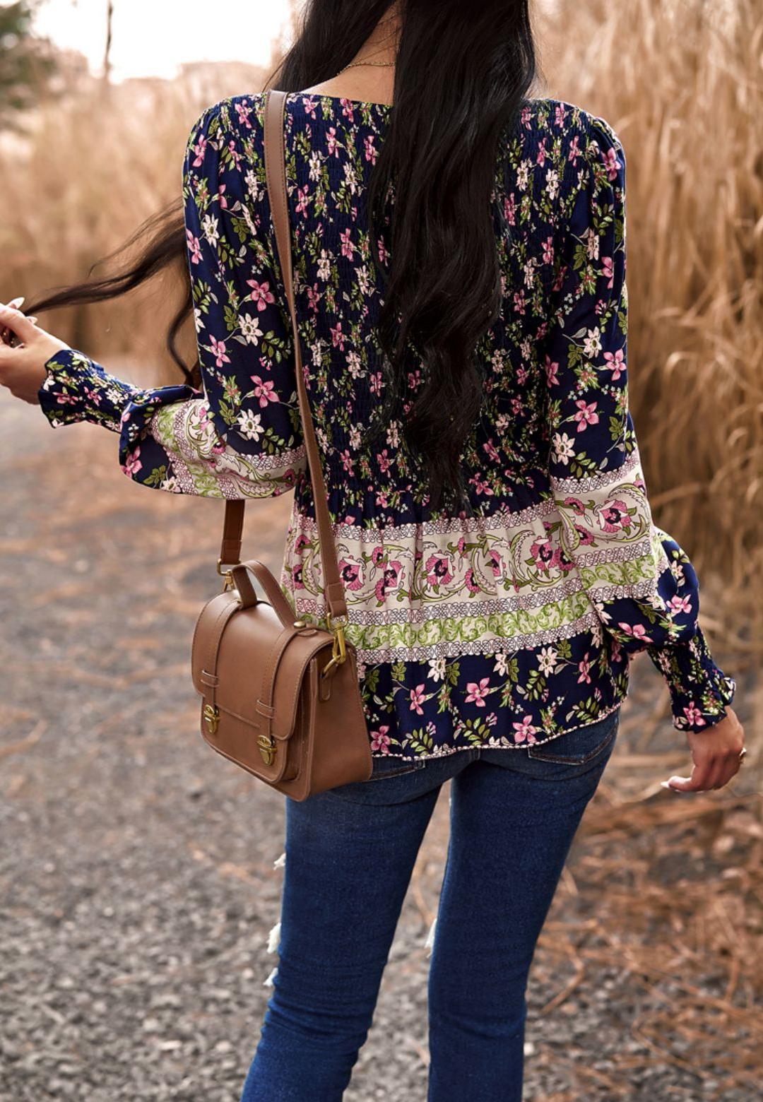 Blusa con escote en V fruncida y diseño bohemio floral