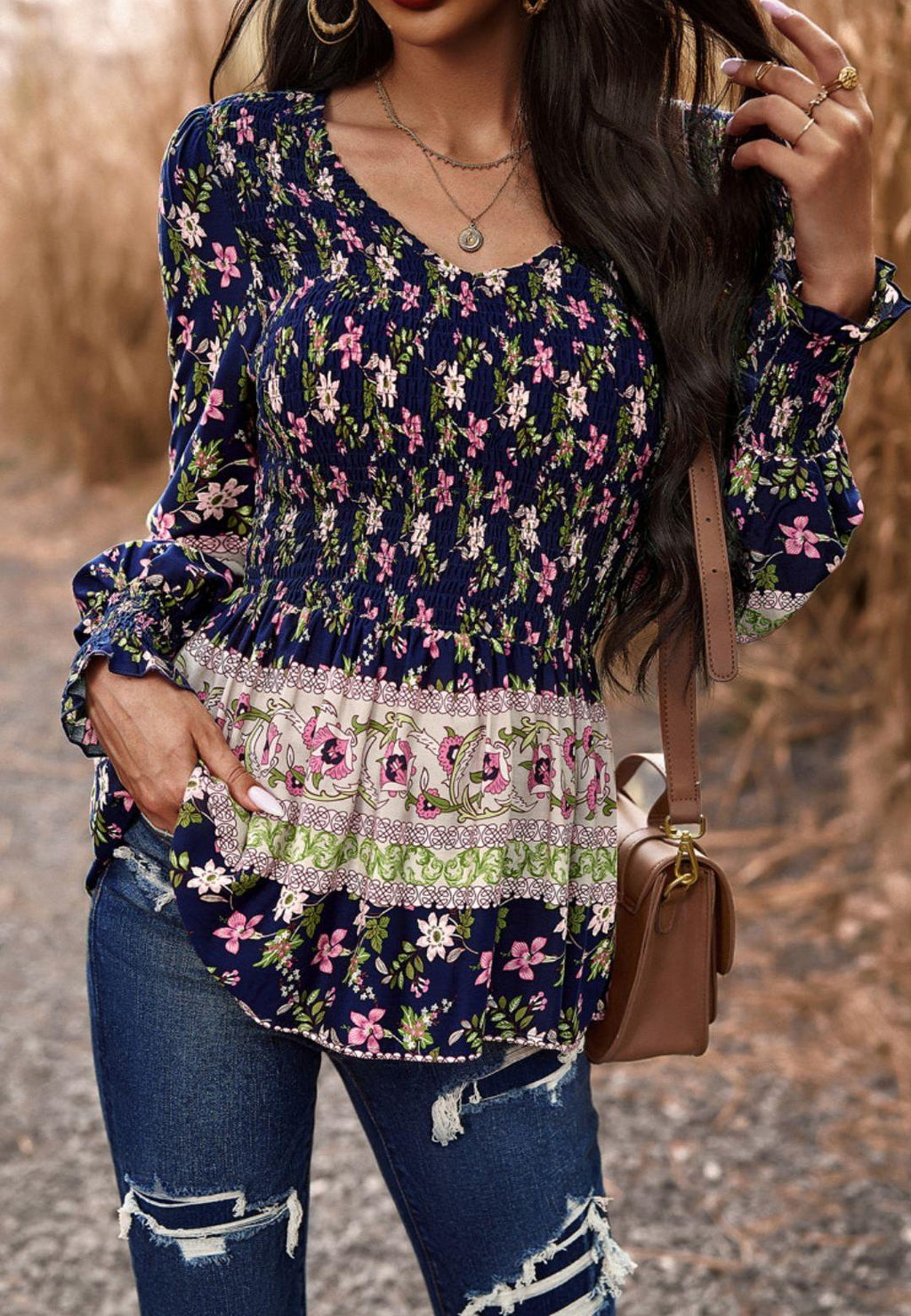 Blusa con escote en V fruncida y diseño bohemio floral