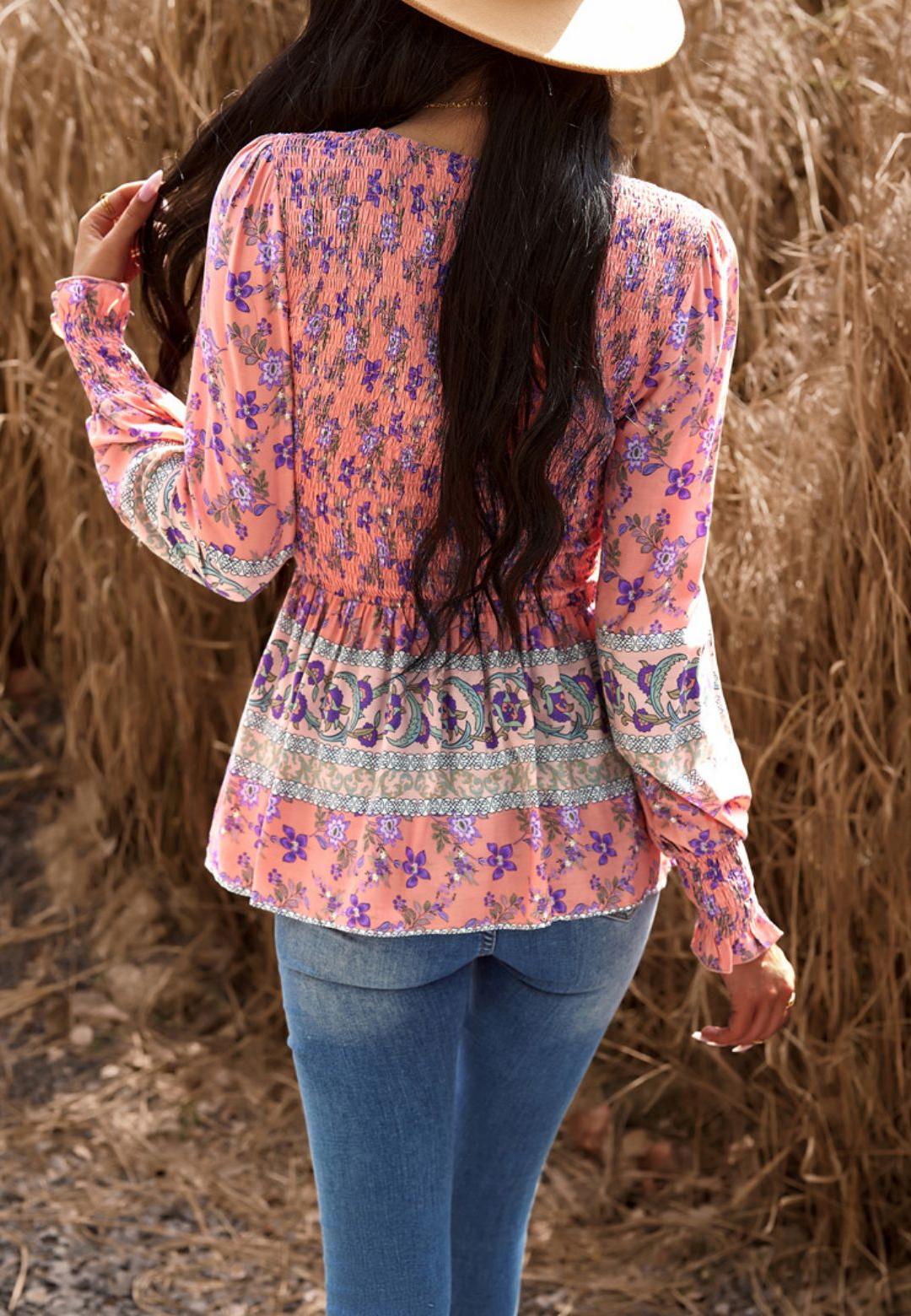 Blusa con escote en V fruncida y diseño bohemio floral