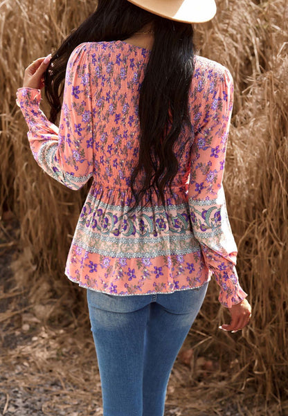 Blusa con escote en V fruncida y diseño bohemio floral
