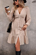 Vestido con escote en V, botones en la parte delantera y capas