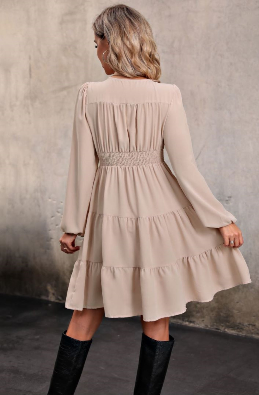 Vestido con escote en V, botones en la parte delantera y capas