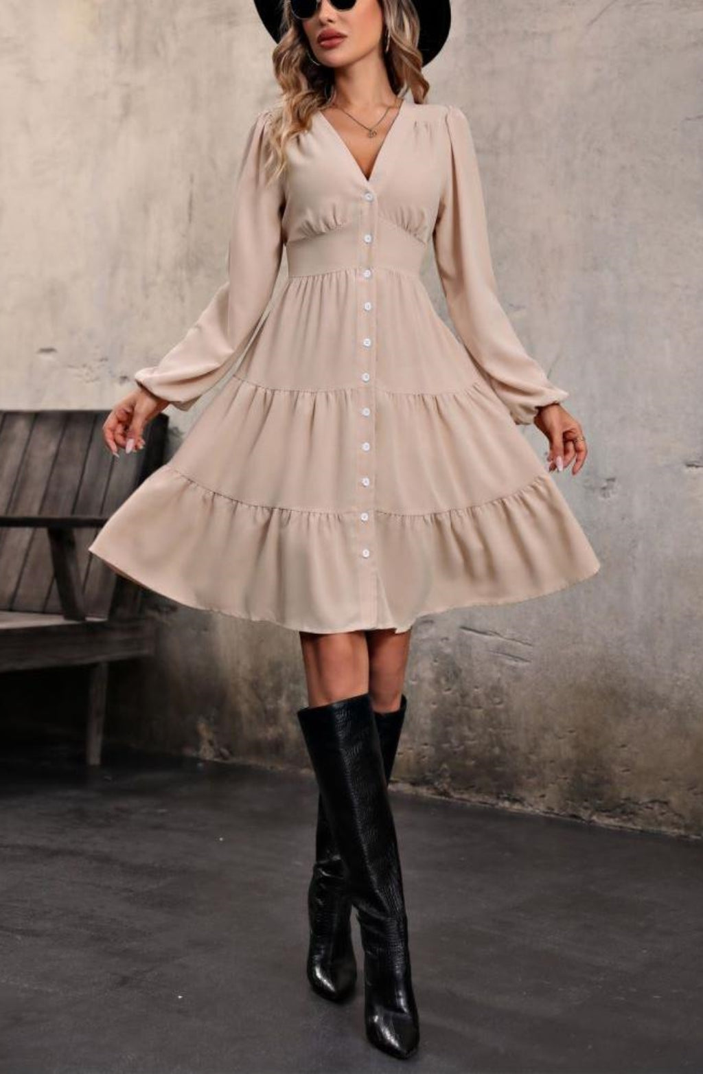 Vestido con escote en V, botones en la parte delantera y capas