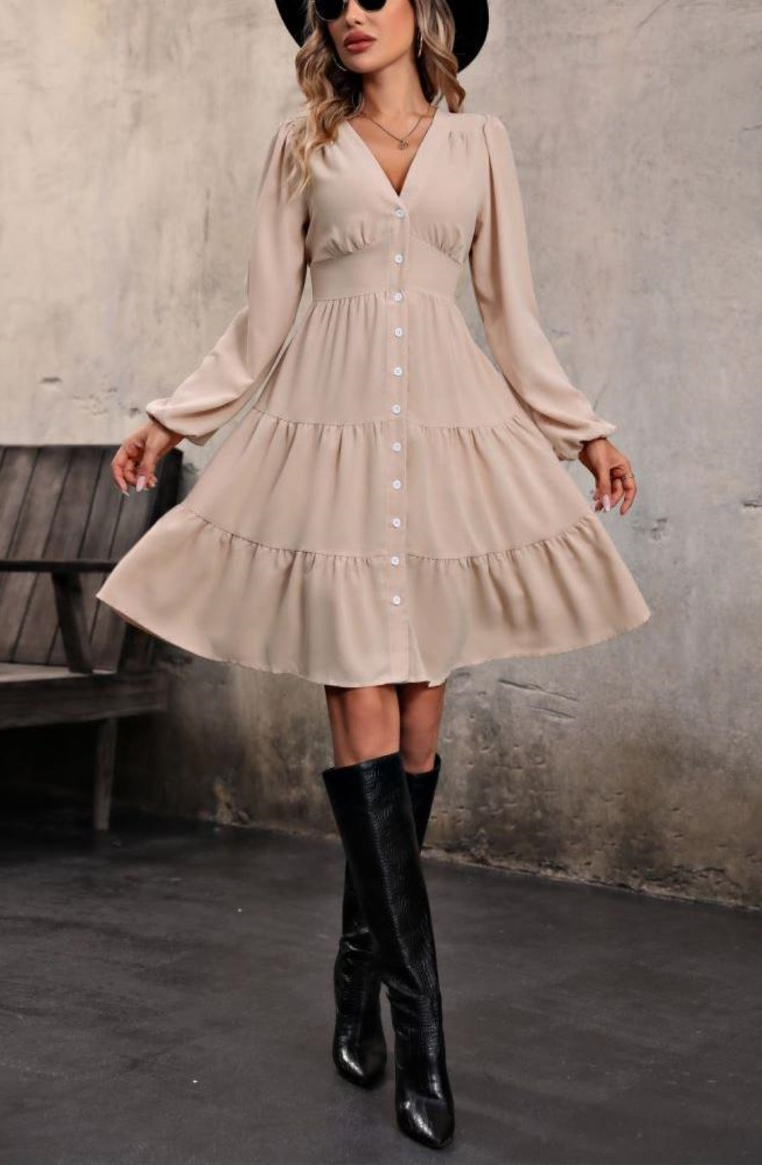Vestido con escote en V, botones en la parte delantera y capas