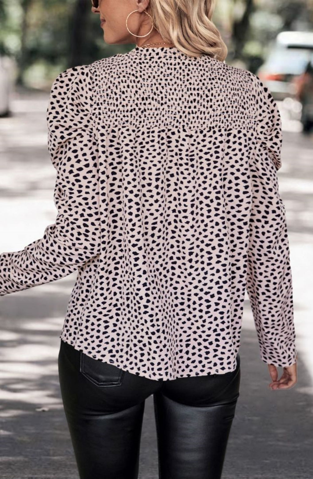 Blusa de guepardo con cuello fruncido y volantes