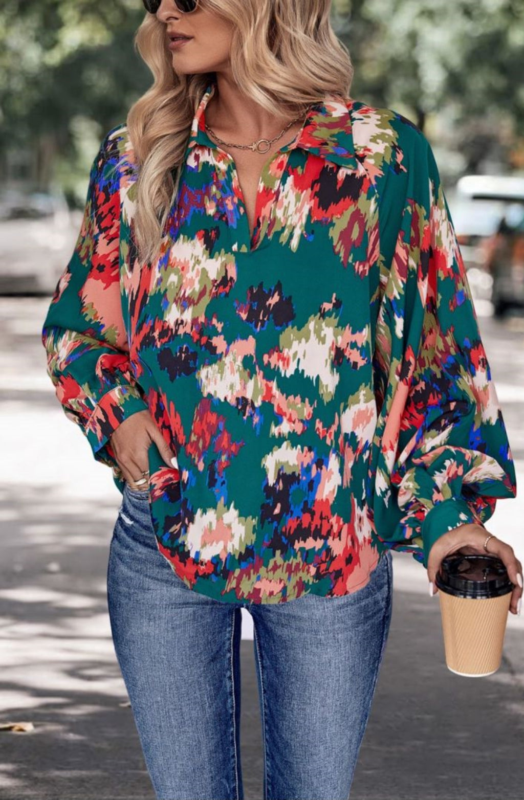 Blusa con escote en V dividido y estampado abstracto multicolor