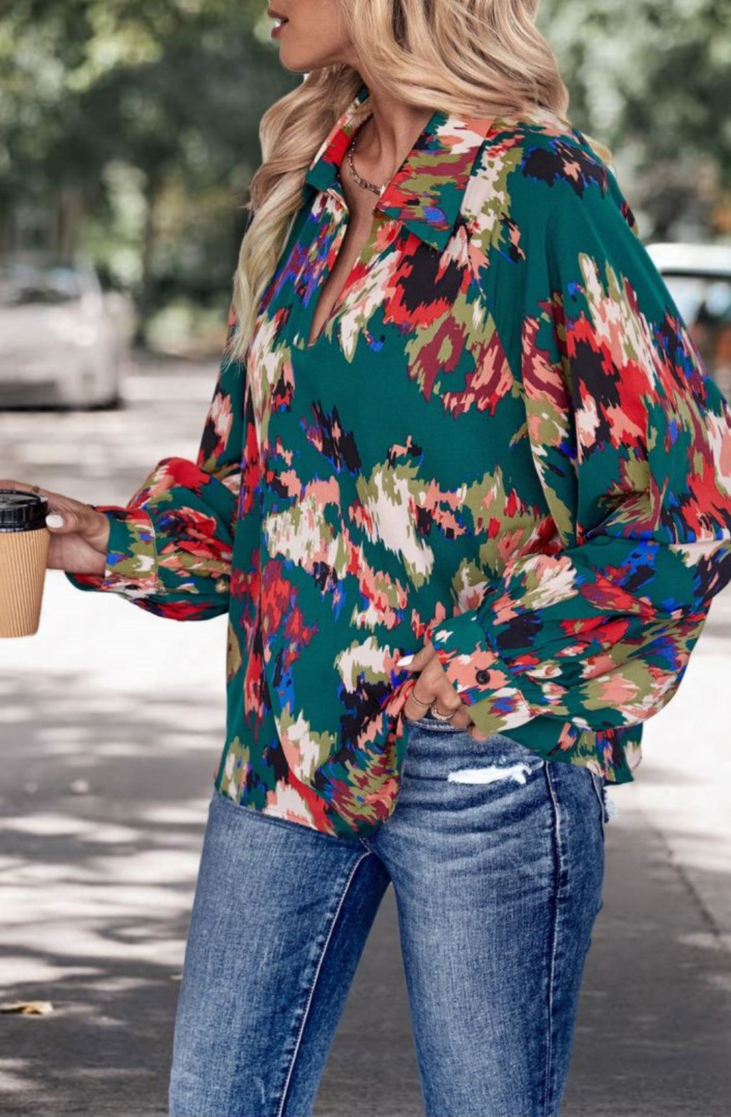 Blusa con escote en V dividido y estampado abstracto multicolor