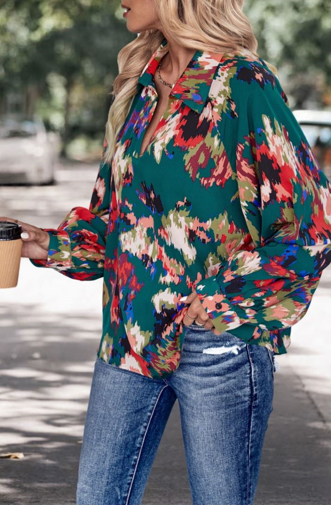 Blusa con escote en V dividido y estampado abstracto multicolor