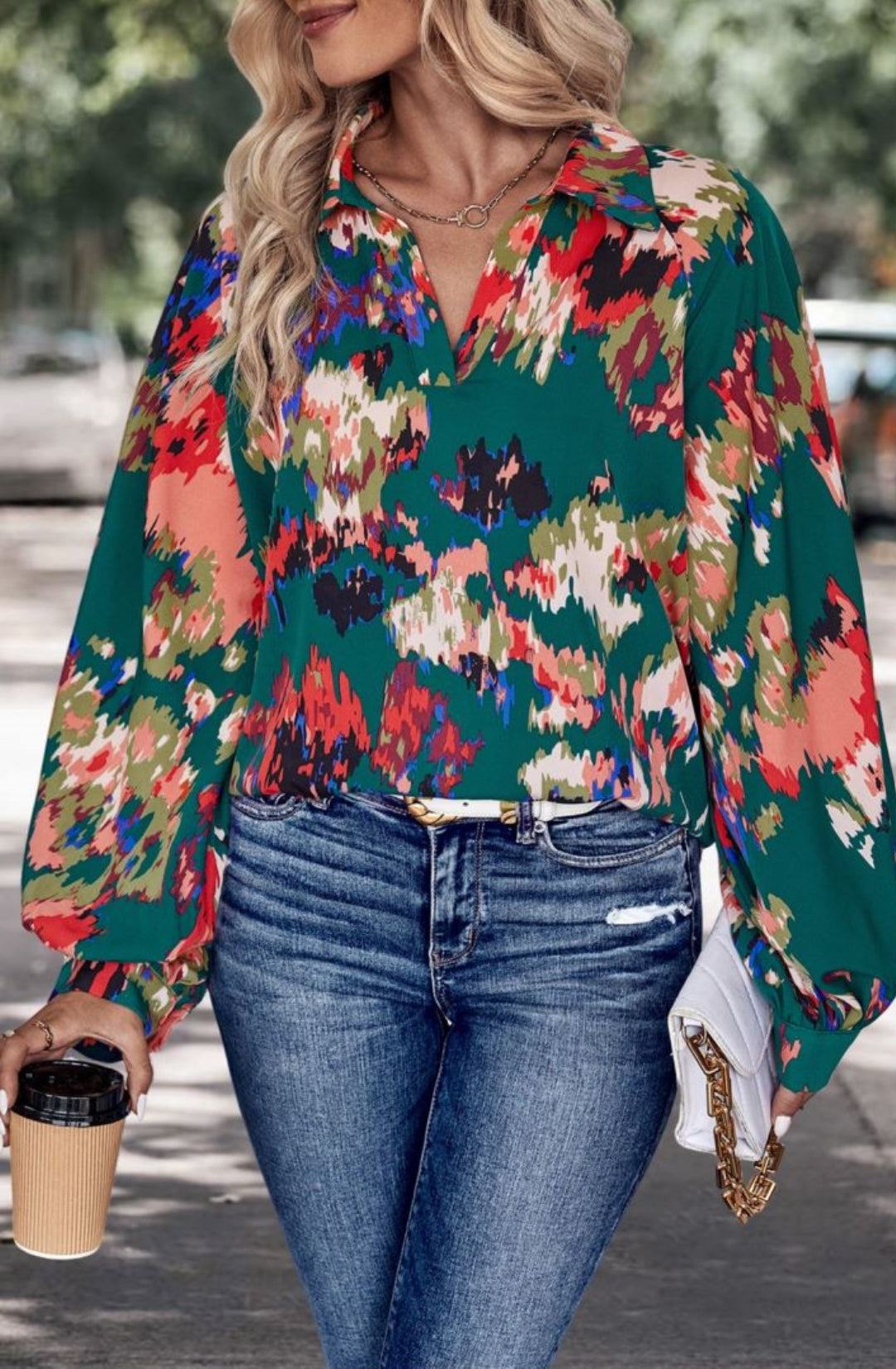 Blusa con escote en V dividido y estampado abstracto multicolor