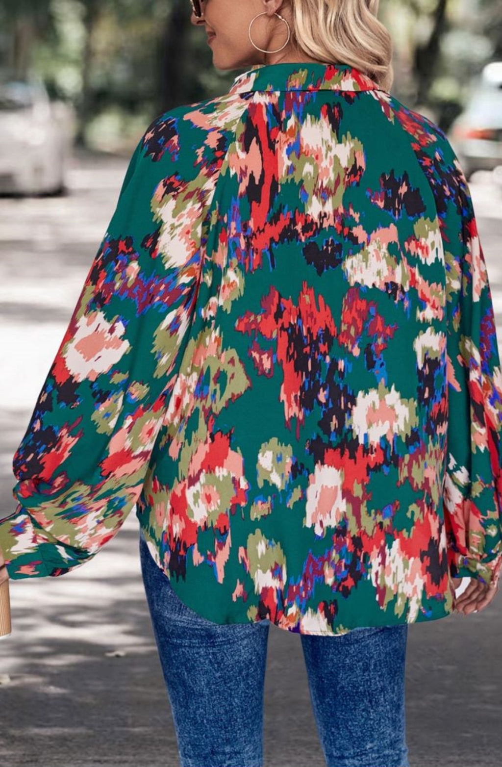 Blusa con escote en V dividido y estampado abstracto multicolor