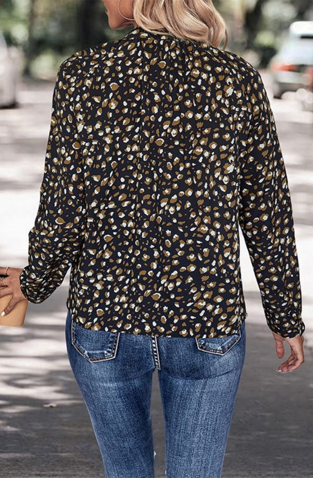 Blusa con estampado de leopardo y cuello anudado