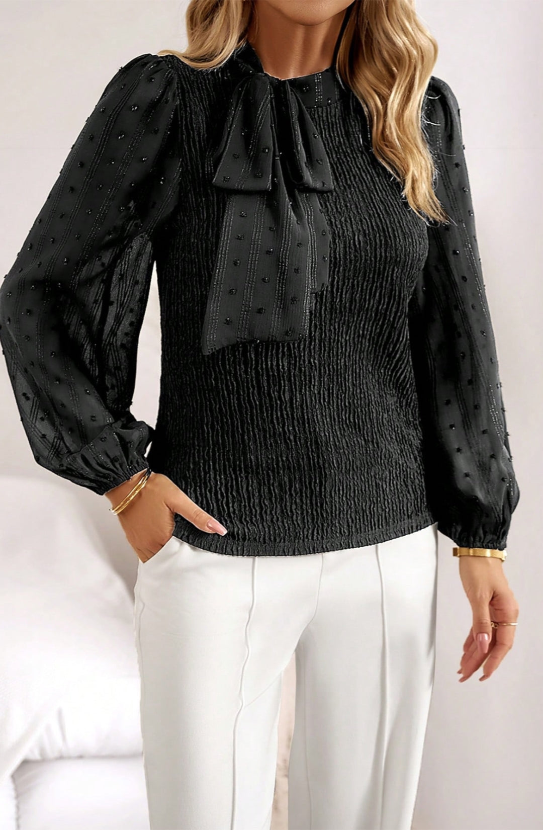 Blusa con detalle de joya y lazo en el cuello