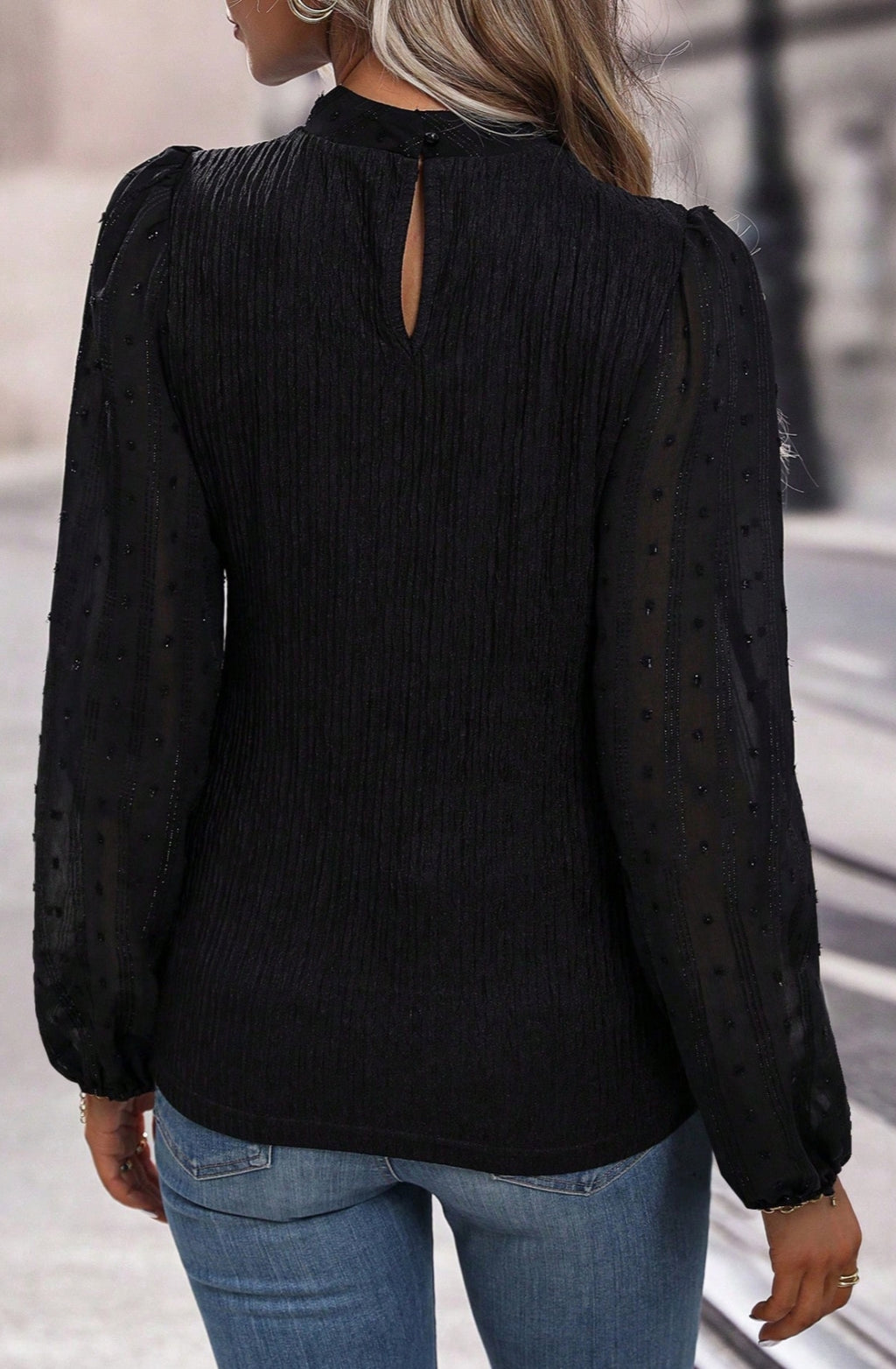 Blusa con detalle de joya y lazo en el cuello