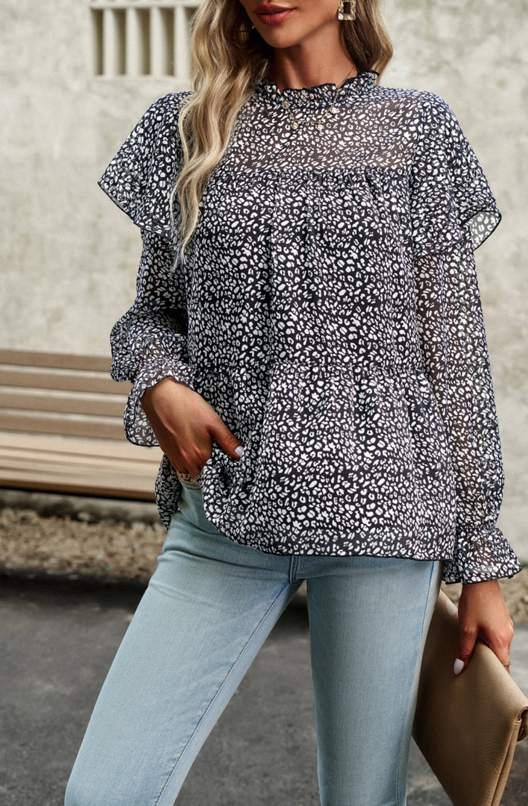 Blusa con volantes en los hombros y estampado de leopardo