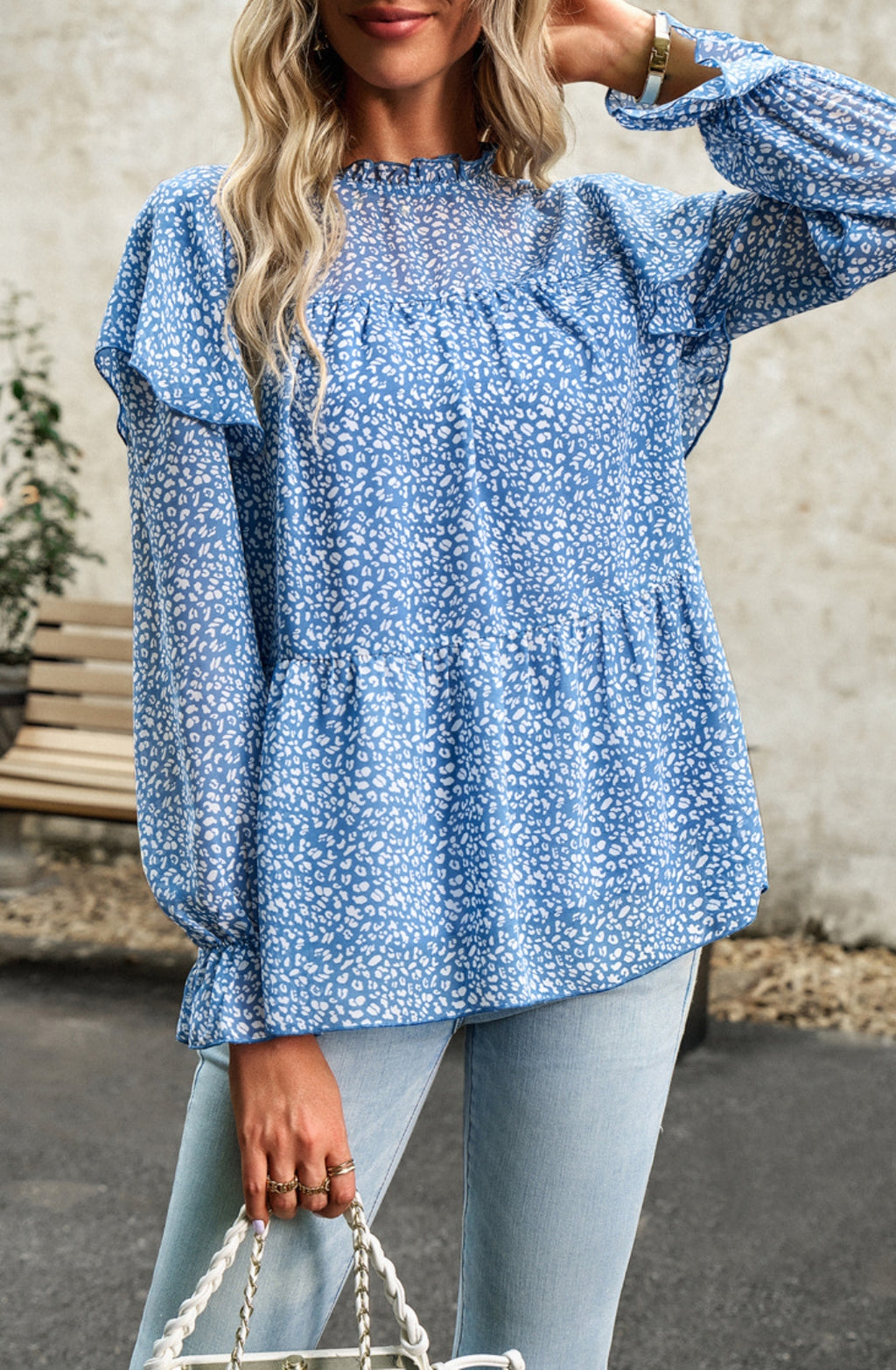 Blusa con volantes en los hombros y estampado de leopardo