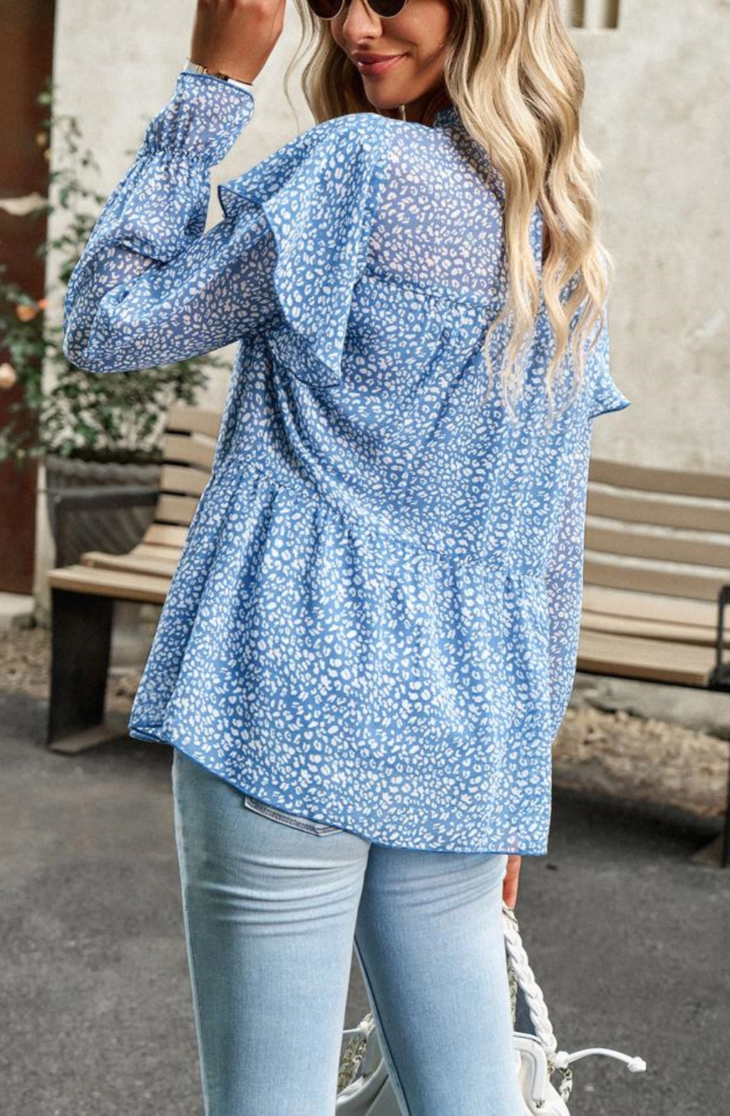 Blusa con volantes en los hombros y estampado de leopardo