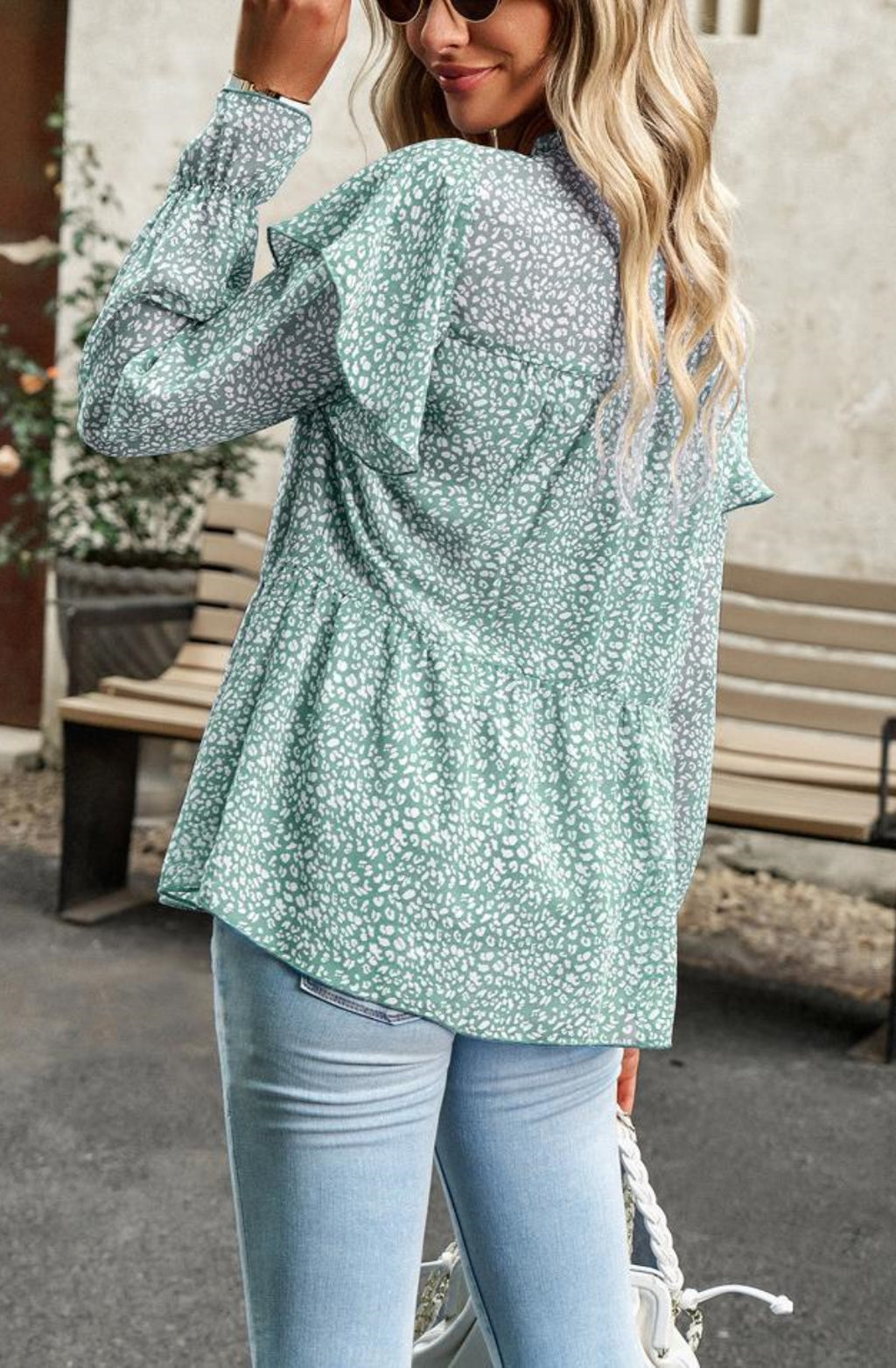 Blusa con volantes en los hombros y estampado de leopardo