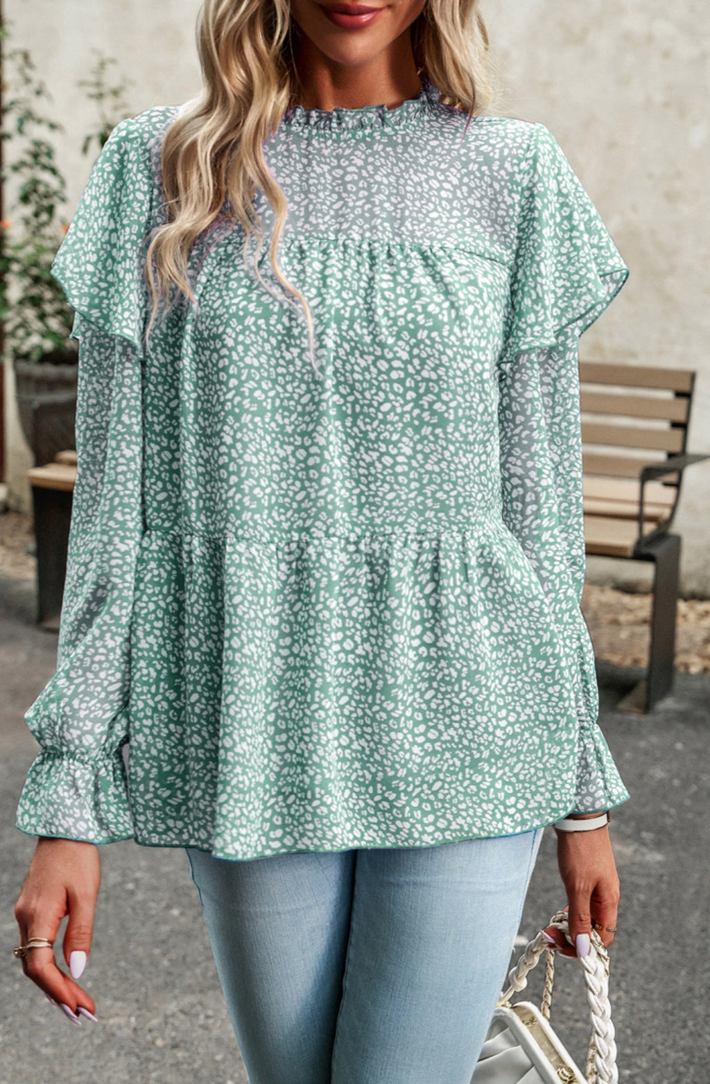 Blusa con volantes en los hombros y estampado de leopardo