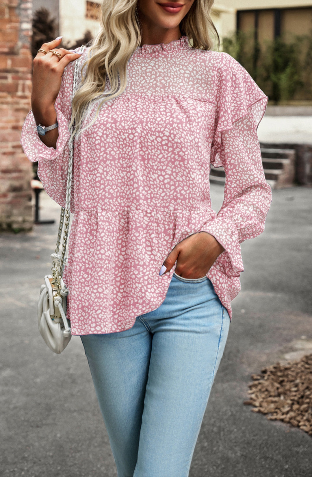 Blusa con volantes en los hombros y estampado de leopardo