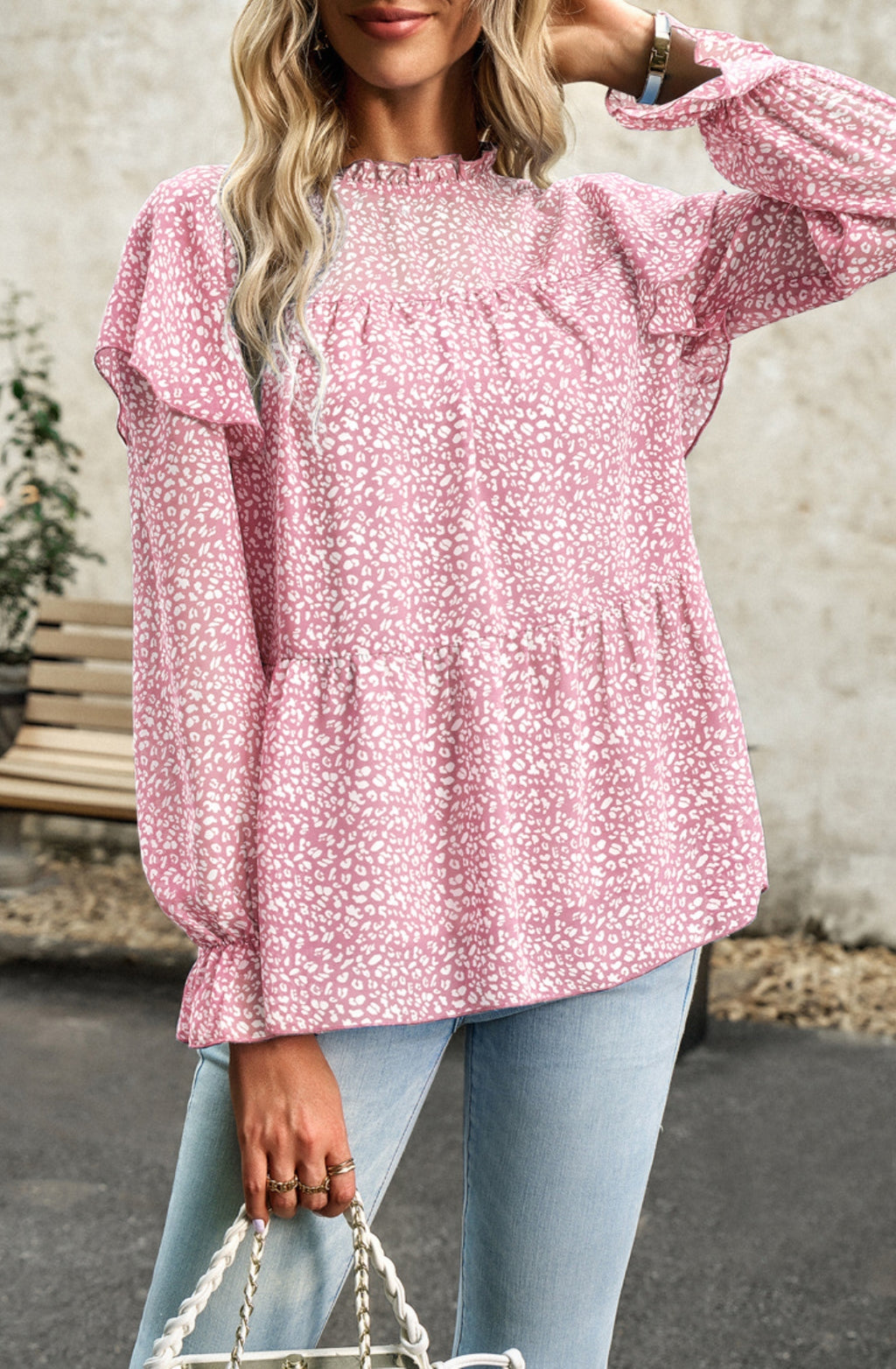 Blusa con volantes en los hombros y estampado de leopardo