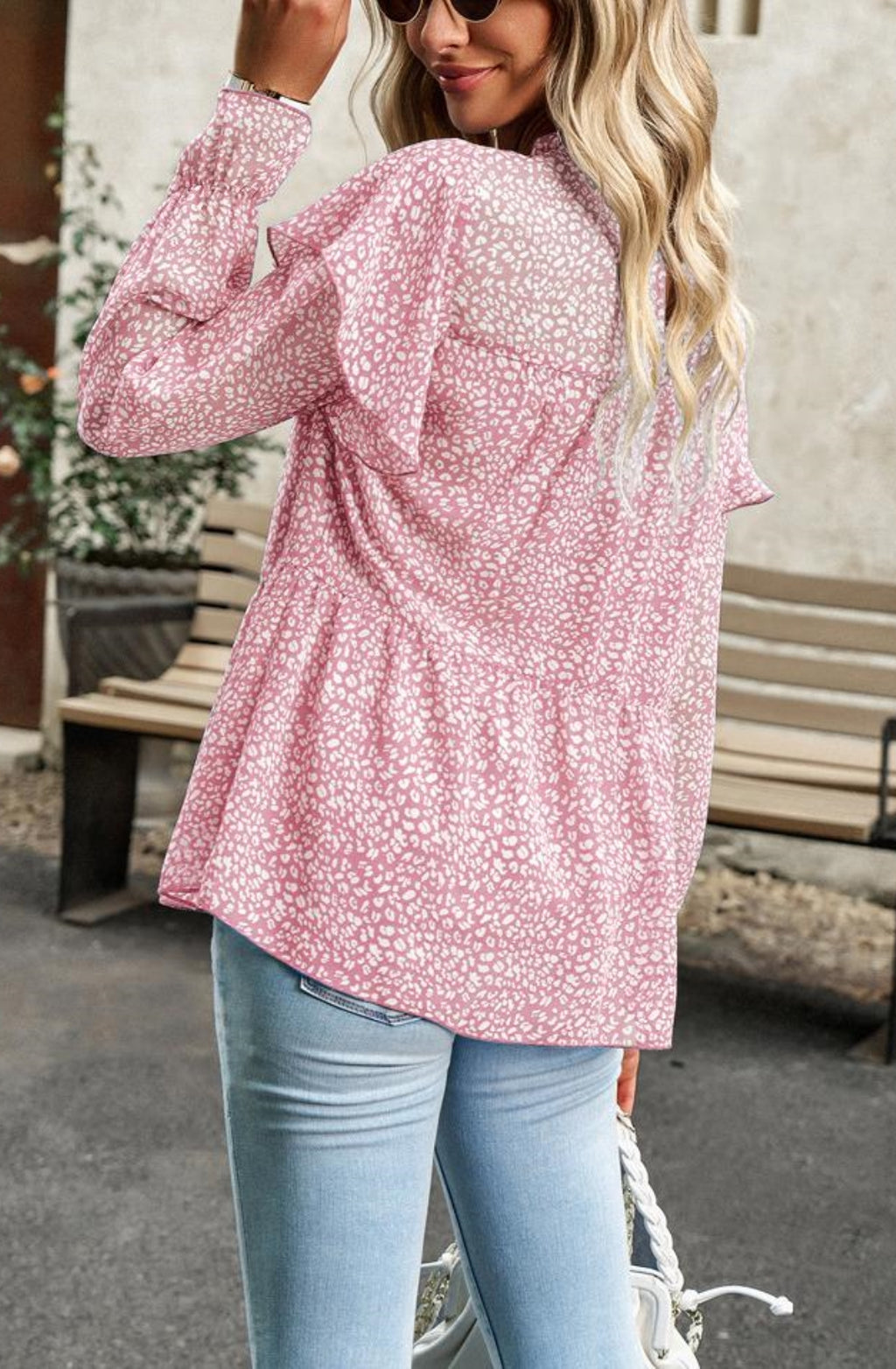 Blusa con volantes en los hombros y estampado de leopardo
