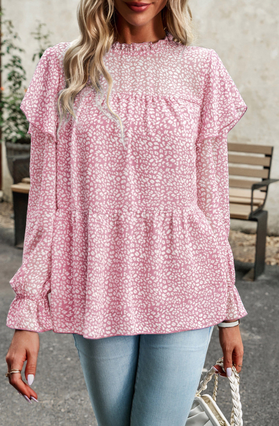 Blusa con volantes en los hombros y estampado de leopardo