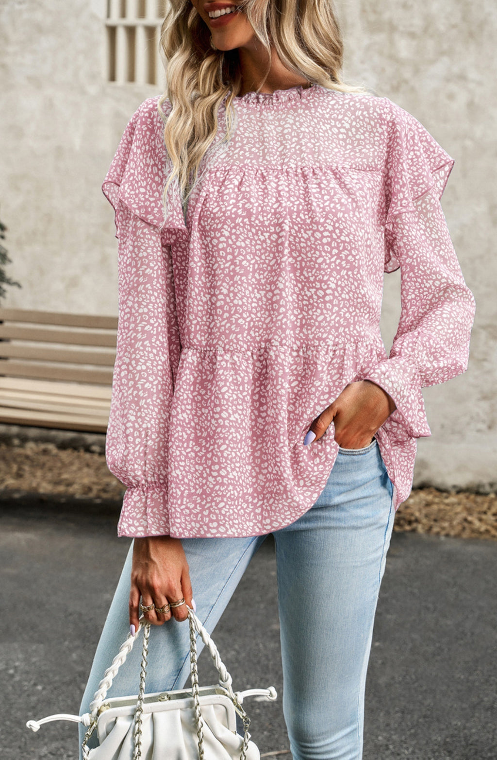 Blusa con volantes en los hombros y estampado de leopardo