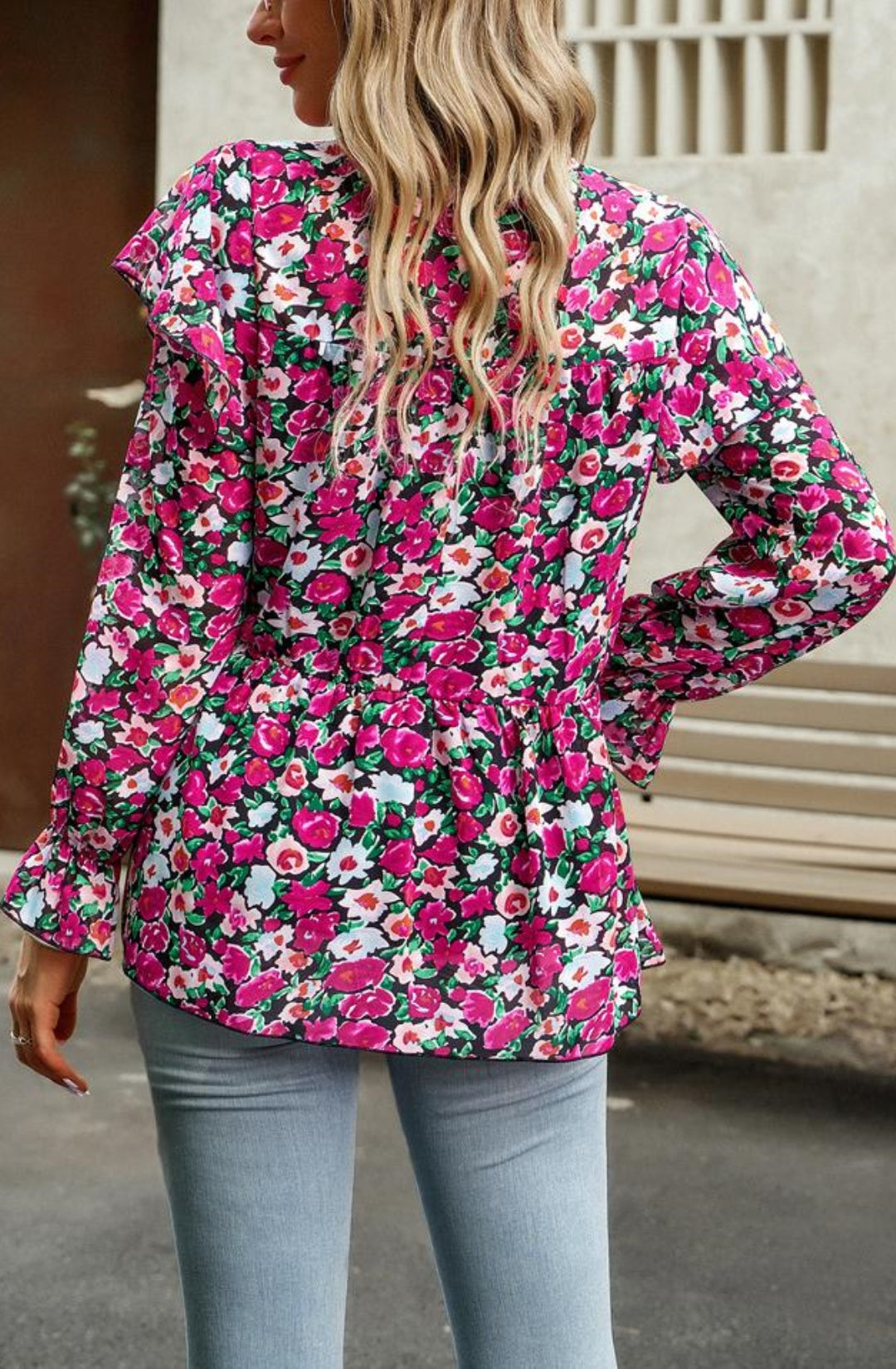 Blusa con volantes en los hombros y estampado de leopardo