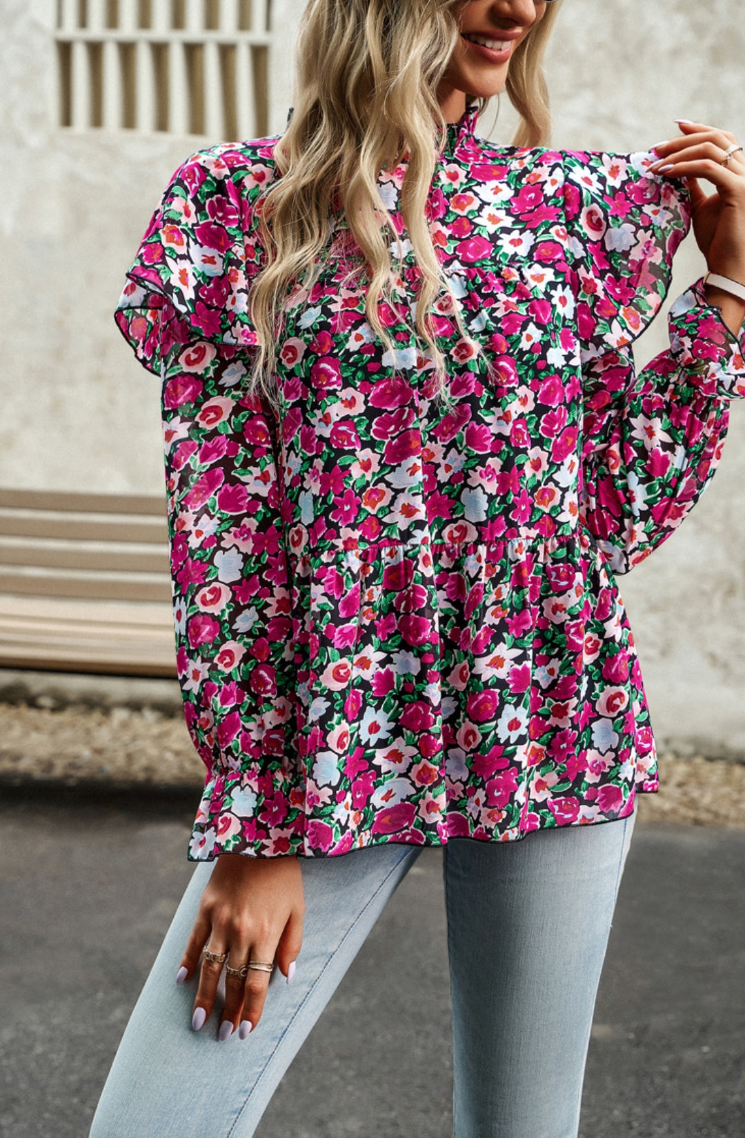 Blusa con volantes en los hombros y estampado de leopardo