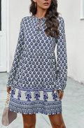 Vestido estampado con escote en el frente y lazo en el cuello