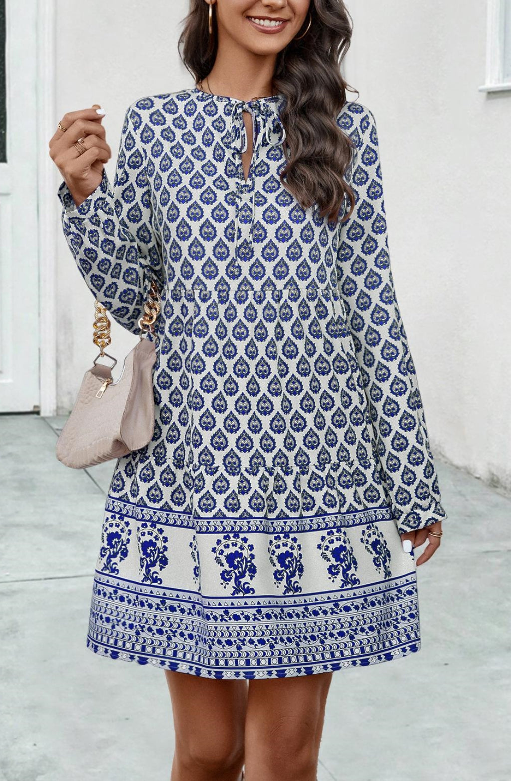 Vestido estampado con escote en el frente y lazo en el cuello
