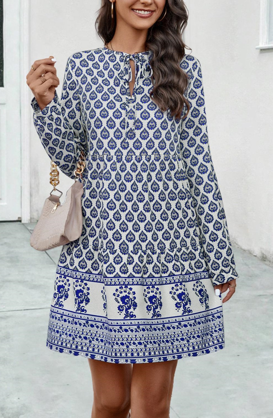 Vestido estampado con escote en el frente y lazo en el cuello